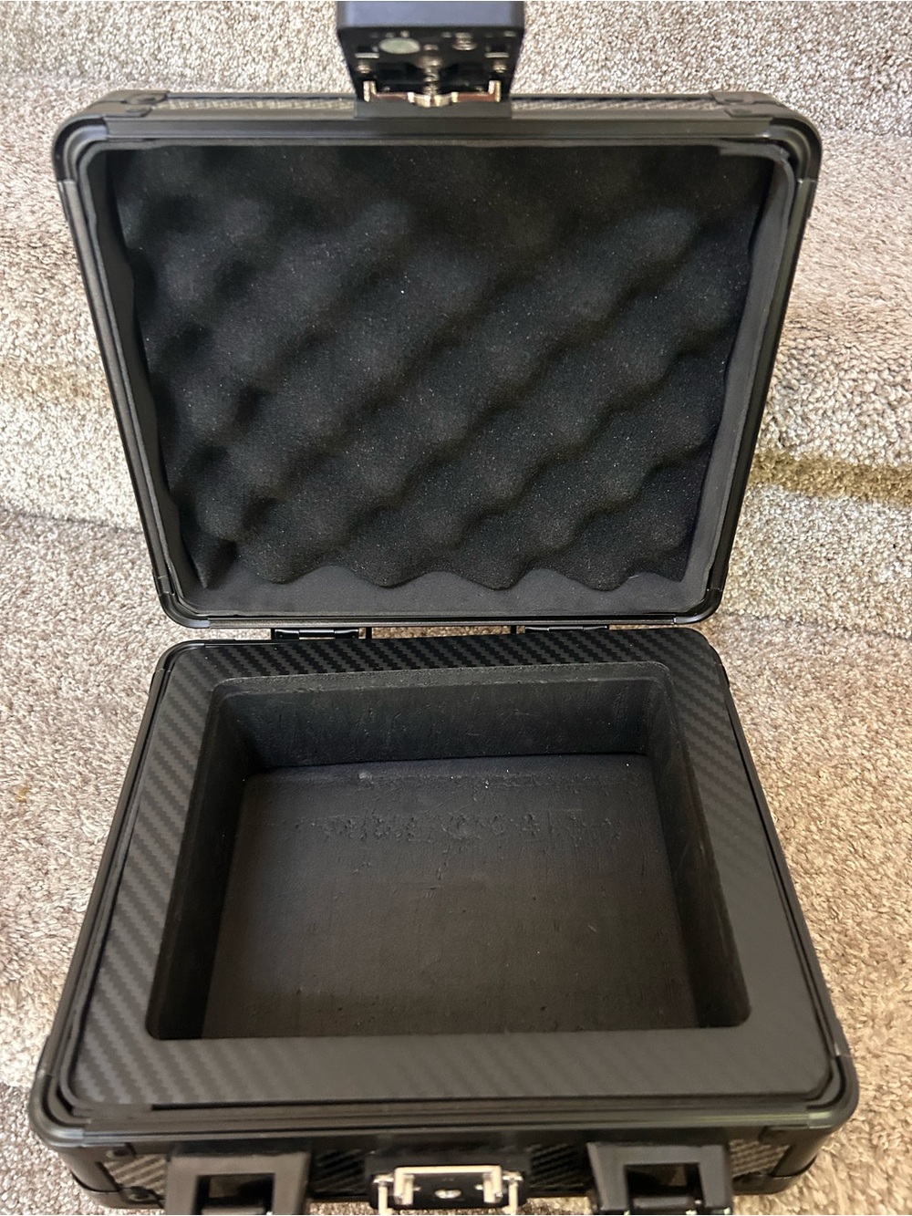 Zion Slab Case Go Carbon Fiber Black/Silver One Row Card Case. - Picture 5 of 10